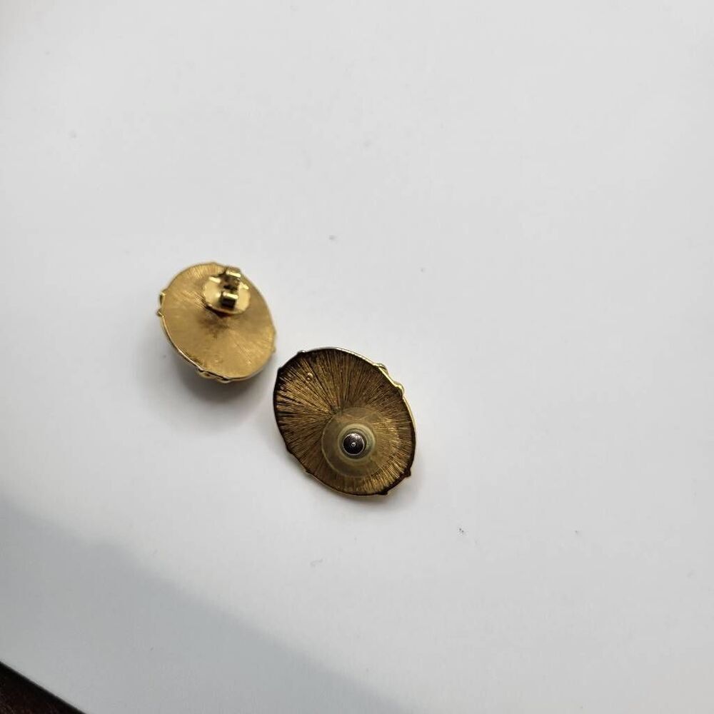 Vintage 80s Glam Pearl Cabochon Earrings signed with a Bullseye - Picture 3 of 4